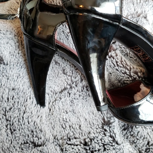 Marc by Marc Jacobs Reese Shark Tooth Patent Heels - Picture 6 of 7